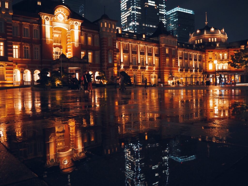 東京駅の雨の日の夜